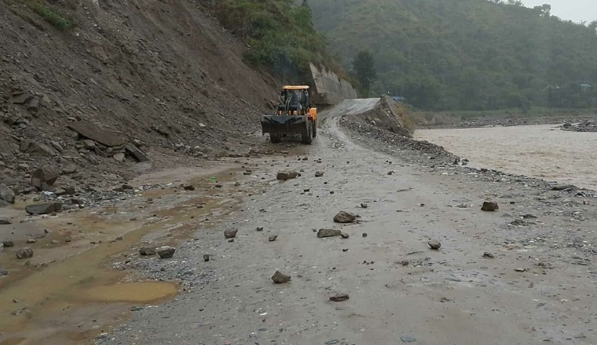 रोशी खोलामा पानीको सतह घटेपछि बिपी राजमार्ग पुन: सञ्चालनमा